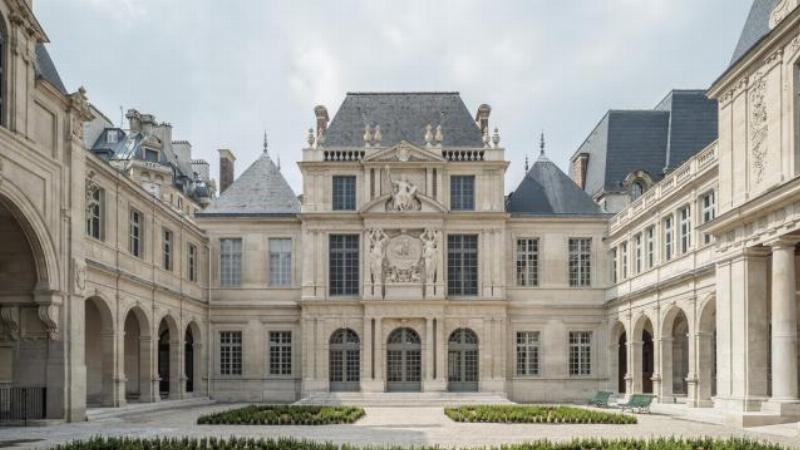 Appartement reconstitué de Victor Hugo à Paris, montrant des meubles et objets d’époque, et évoquant son esprit romantique.